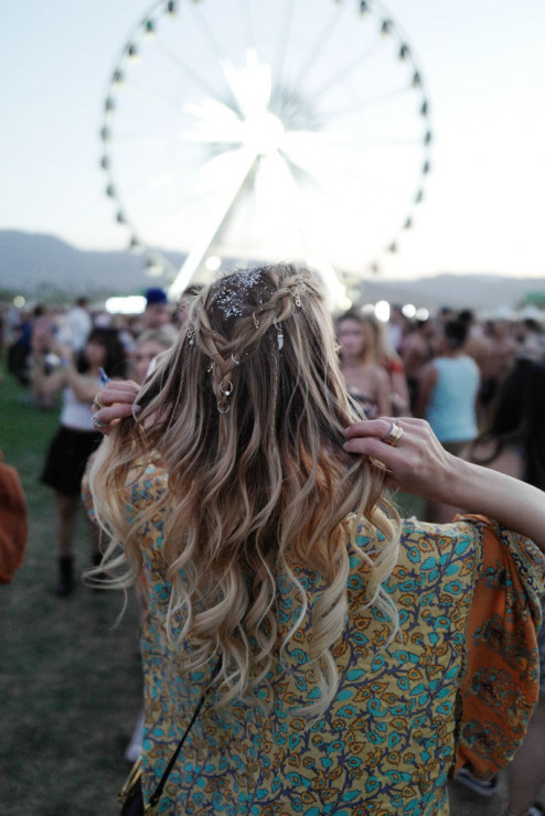 Modne fryzury na letnie festiwale - inspiracje