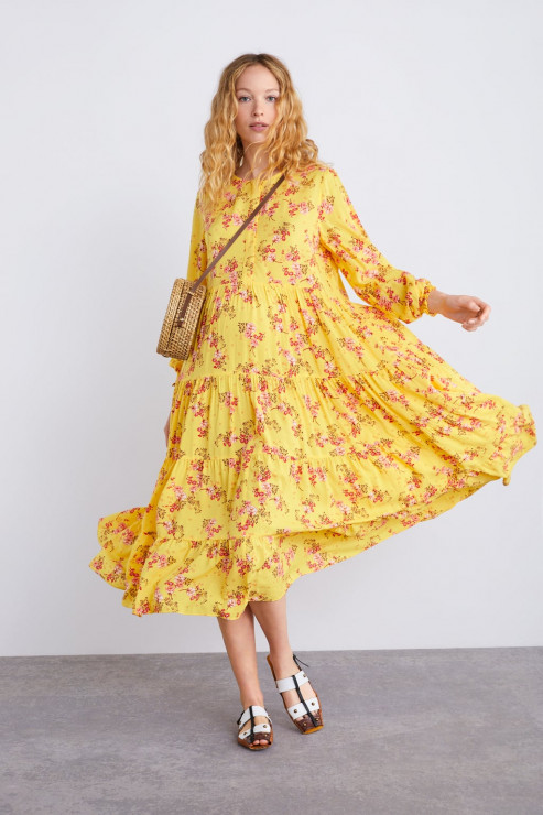 Trendy 2019: Sukienki w kwiaty, które kupicie podczas wyprzedaży