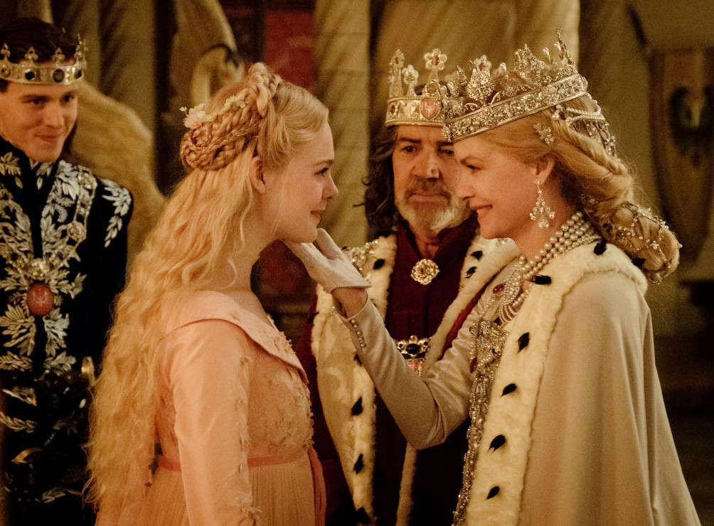 Księżniczka Aurora (Elle Fanning) i królowa Ingrith (Michelle Pfeiffer) w filmie „Czarownica 2”.