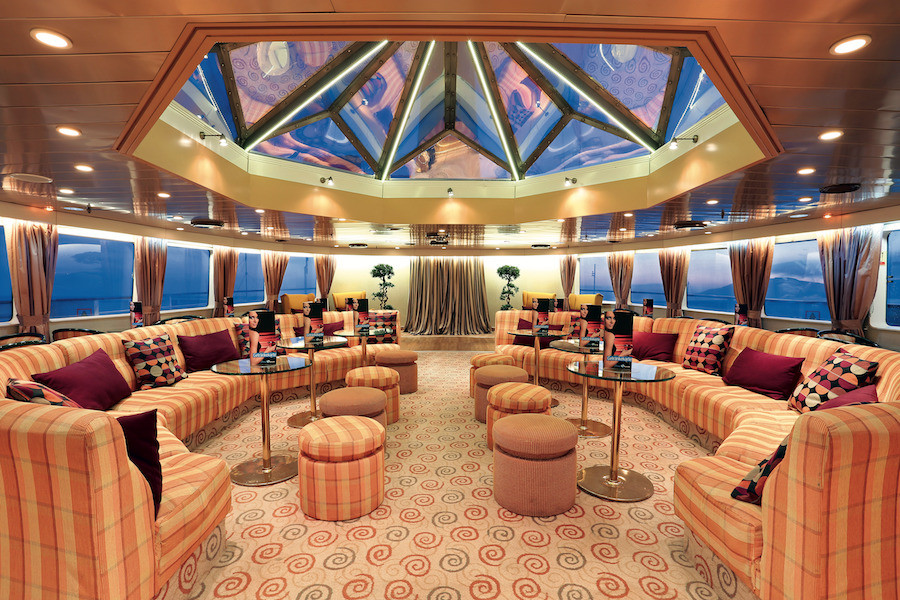 Wnętrza statku przypominają luksusowy hotel.