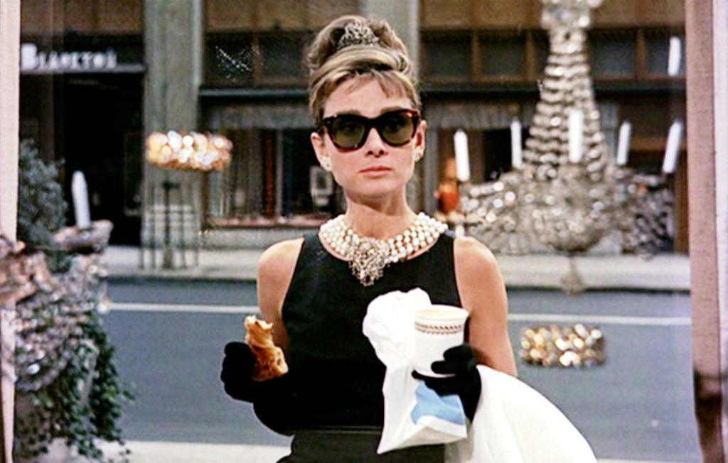 Audrey Hepburn jako Holly Golightly w „Śniadaniu u Tiffany'ego”