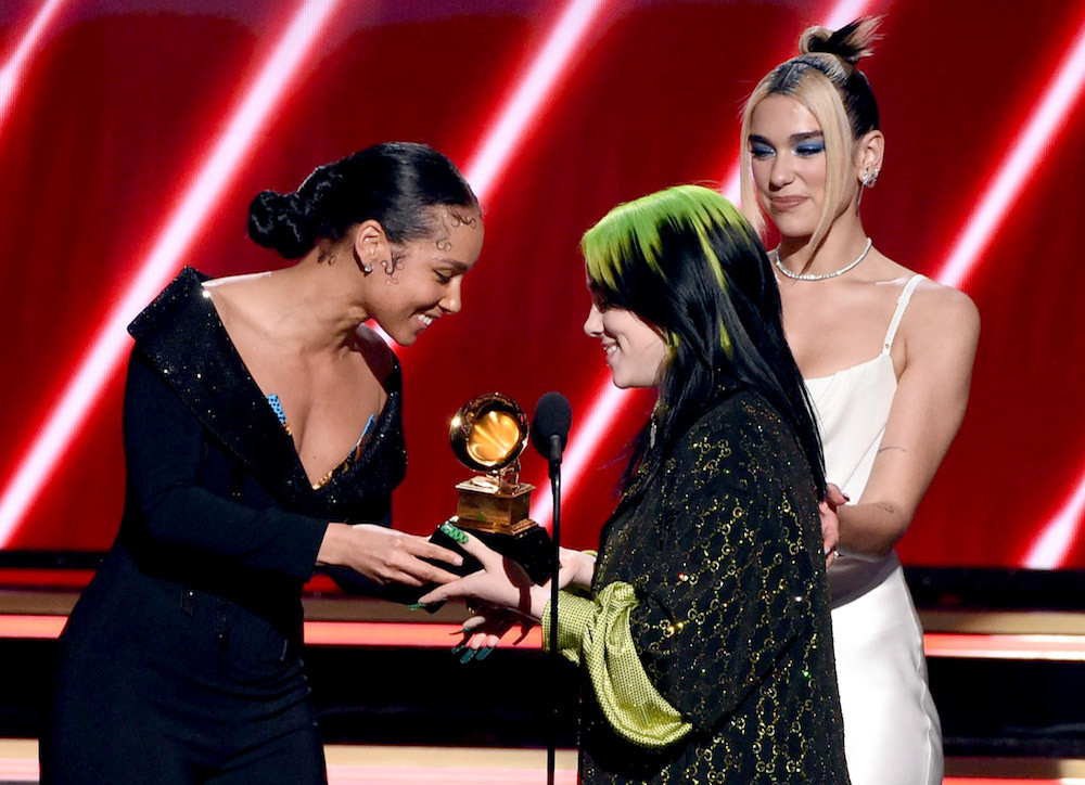 Billie odebrała jedną ze statuetek Grammy 2020 od Alicii Keys i Dua Lipy.