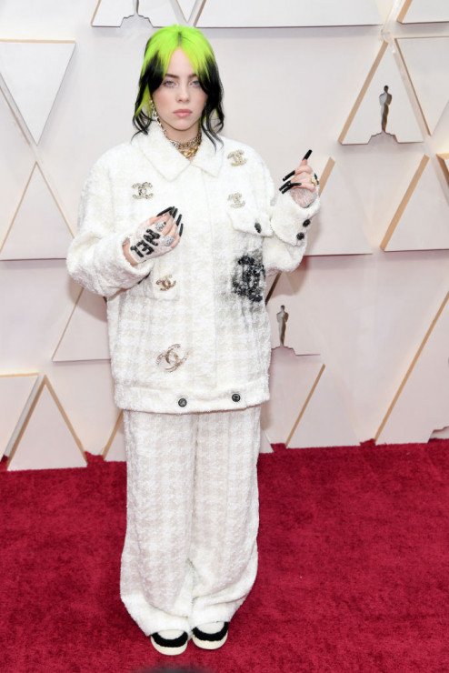 Oscary 2020: Kreacje gwiazd / Billie Eilish w zestawie Chanel