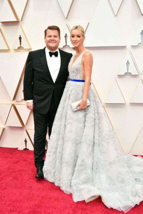 Oscary 2020: Kreacje gwiazd / James Corden i Julia Carey
