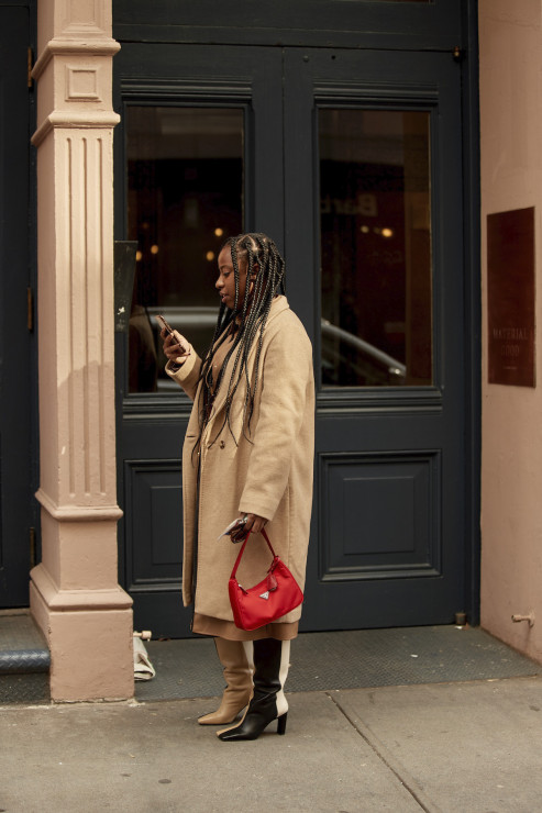 Nylon Bag – najtańsza torebka Prady na ulicach Nowego Jorku podczas New York Fashion Week na jesień-zimę 2020/21