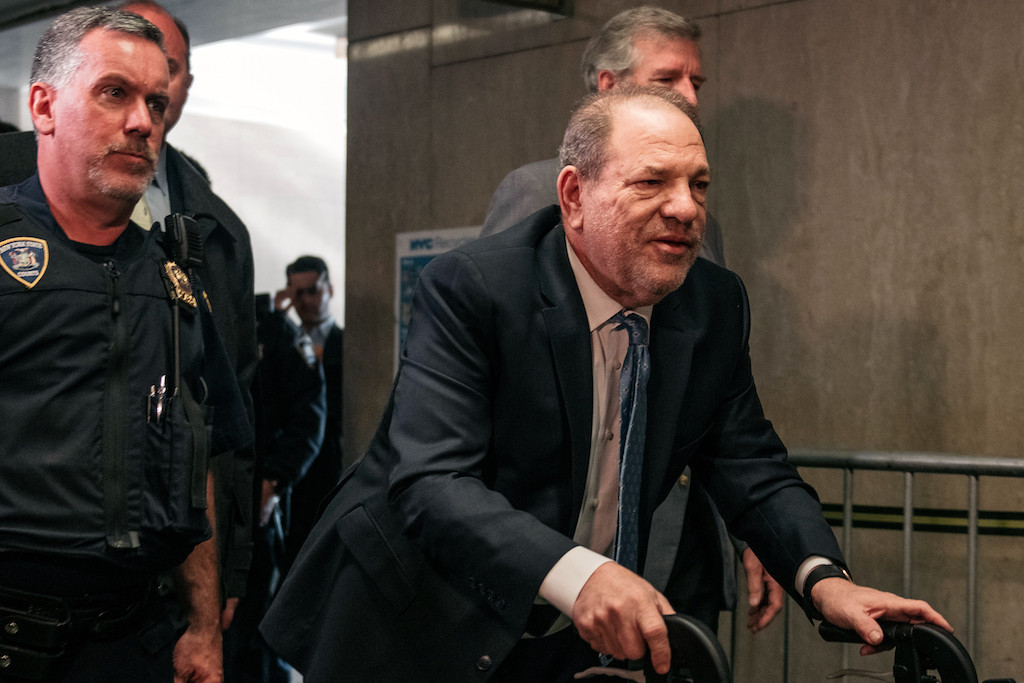 Harvey Weinstein w drodze do nowojorskiego sądu.