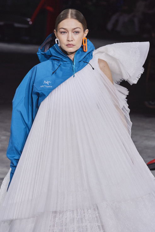Gigi Hadid na pokazie Off-White na jesień-zimę 2020/21.