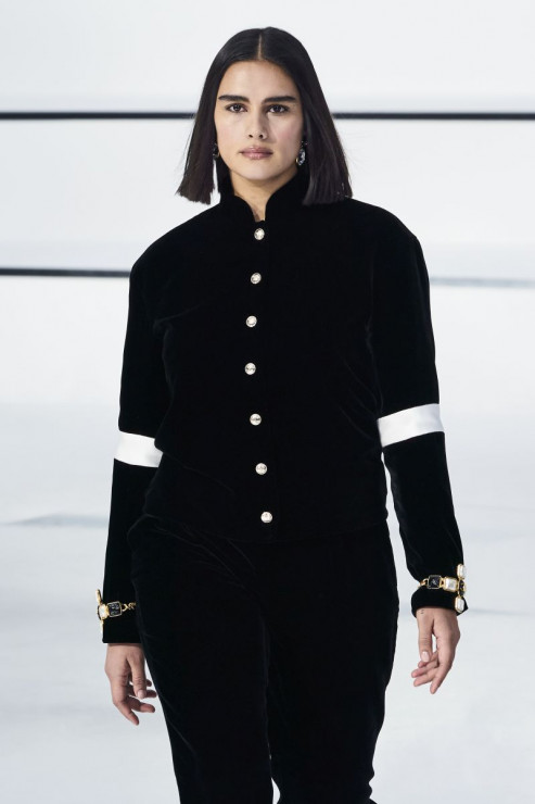 Modelka plus size Jill Kortleve na pokazie kolekcji Chanel na jesień-zimę 2020/21.