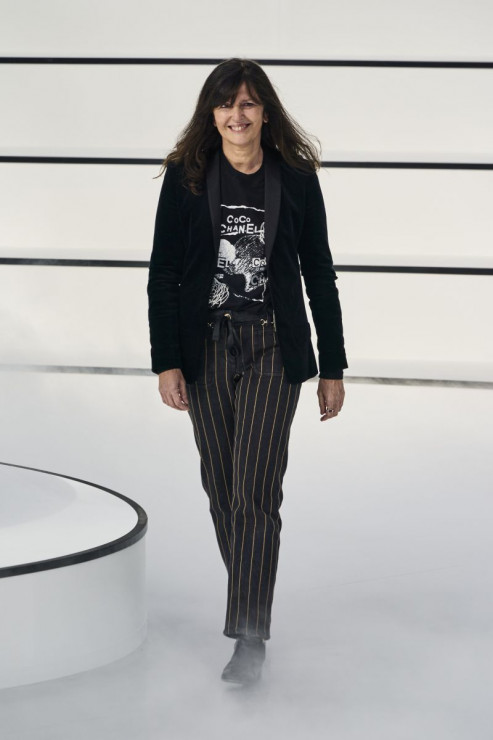 Virginie Viard, dyrektor artystyczna Chanel w finale pokazu kolekcji marki na jesień-zimę 2020/21.