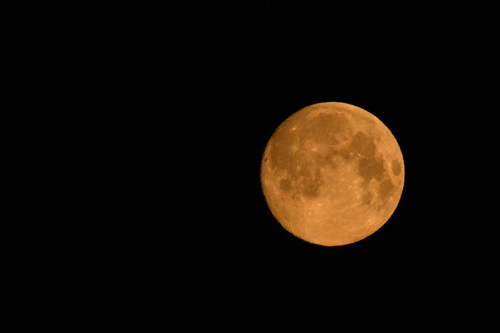 Różowy Księżyc nad Krakowem.