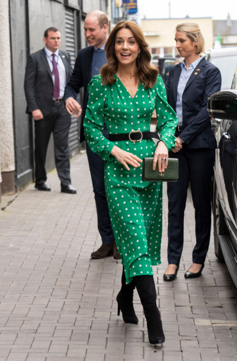 Kate Middleton w sukience w kropki.