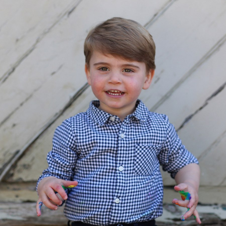 Książę Louis skończył 2 latka. Zobaczcie jego najnowsze zdjęcia. Zrobiła je księżna Kate.