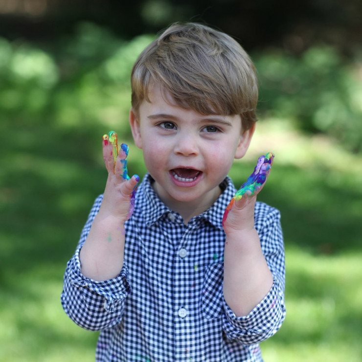 Książę Louis skończył 2 latka. Zobaczcie jego najnowsze zdjęcia. Zrobiła je księżna Kate.