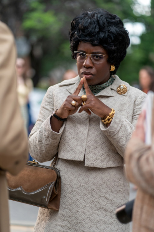 W „Mrs. America” pojawia się także Uzo Aduba, którą znacie m.in. z serialu „Orange Is the New Black”. W produkcji HBO gra Shirley Chisholm, pierwszą afroamerykańską działaczkę w amerykańskim kongresie.