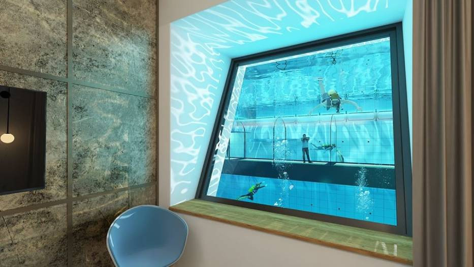 Deepspot – najgłębszy basen nurkowy świata – widok z hotelowego pokoju.
