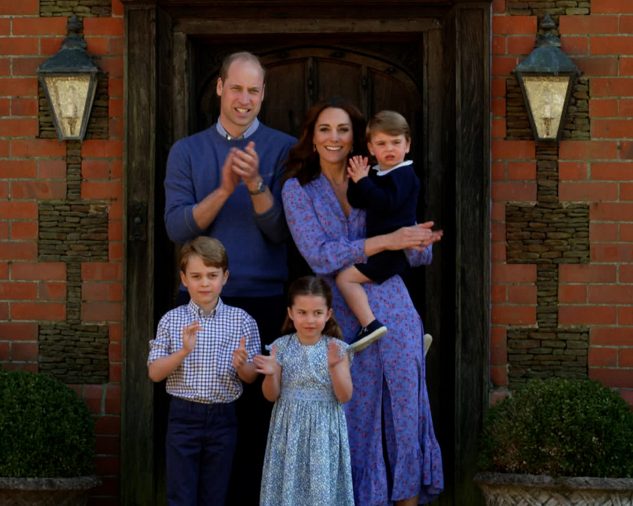 Książę William wraz z całą rodziną (księżna Kate, książę Louis, książę George, księżniczka Charlotte) biją brawa przed swoim domem w podziękowaniu dla służby zdrowia w Wielkiej Brytanii, która walczy z koronawirusem.