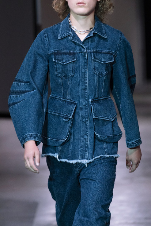 Kurtka jeansowa w kolekcji Marques Almeida na wiosnę-lato 2020.