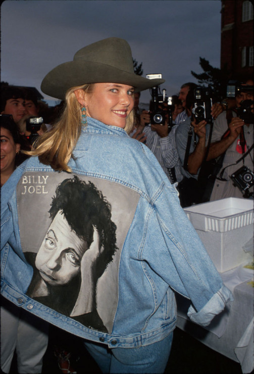 Modelka Christie Brinkley w jeansowej kurtce z podobizną swojego męża, Billy'ego Joela.