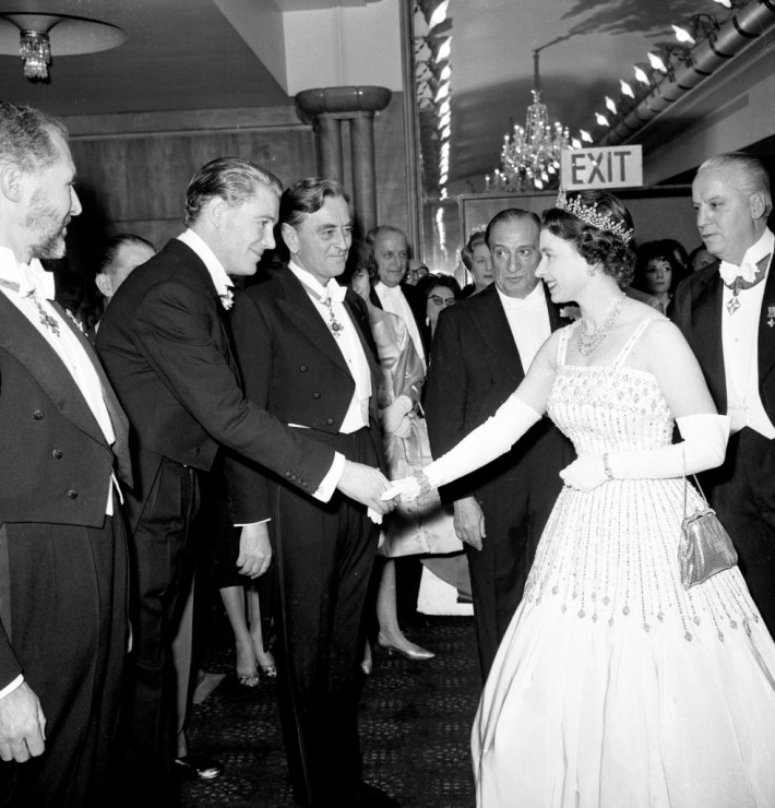 Królowa Elżbieta II podczas premiery filmu „Lawrence z Arabii”, 1962 r.