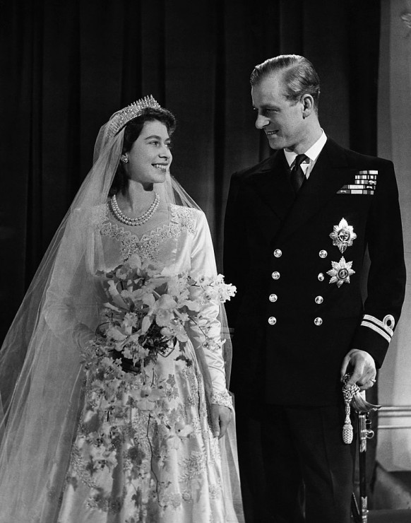 Królowa Elżbieta II w dniu swojego ślubu. Tiarę, którą miała na głowie na swój ślub pożyczyła księżniczka Beatrycze.