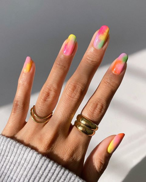 Tie-dye manicure - najpiękniejsze inspiracje z Instagramu