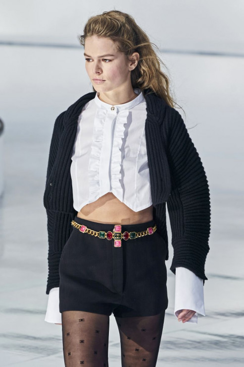 Trendy jesień-zima 2020/21: Falbanki (nie tylko przy bluzkach) / Chanel