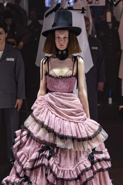 Trendy jesień-zima 2020/21: Koronki (na sukienkach w gotyckim stylu) / Gucci