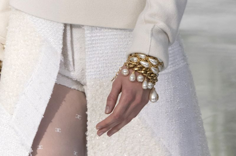 Trendy jesień-zima 2020/21: Łańcuchy i perły w duecie / Chanel