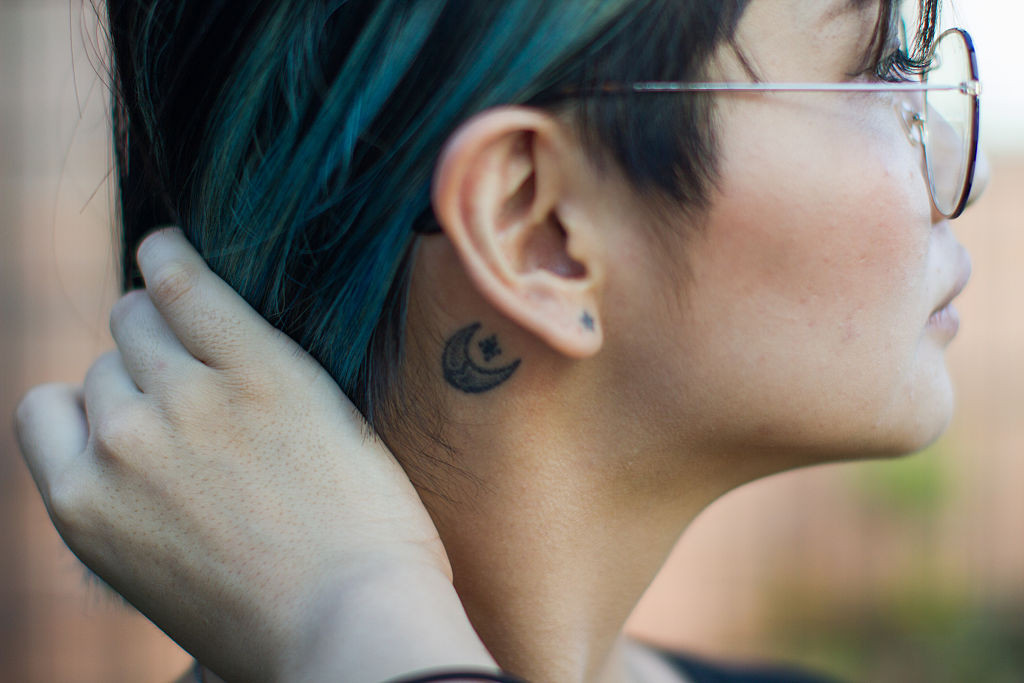 Tatuaż za uchem