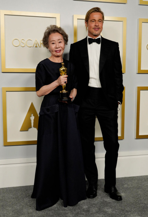 Brad Pitt i Yuh-Jung Youn na 93. ceremonii rozdania Oscarów.