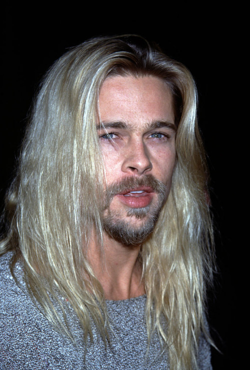 Brad Pitt w długich włosach na początku lat 90.