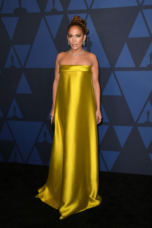 Jennifer Lopez do twarzy nawet w musztardowym kolorze! Tutaj jej stylizacja z gali Academy Of Motion Picture Arts And Sciences Governors Awards z 2019 roku.