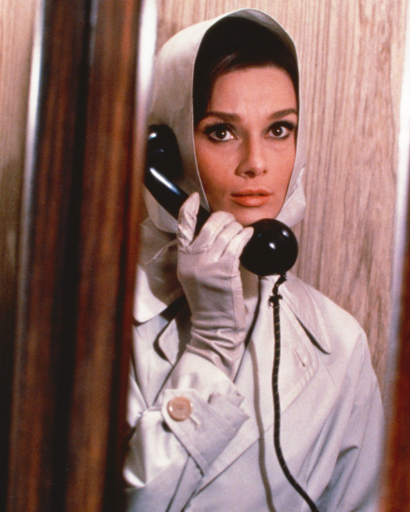 Audrey Hepburn w chustce na głowie w filmie „Szarada” z 1963 roku.