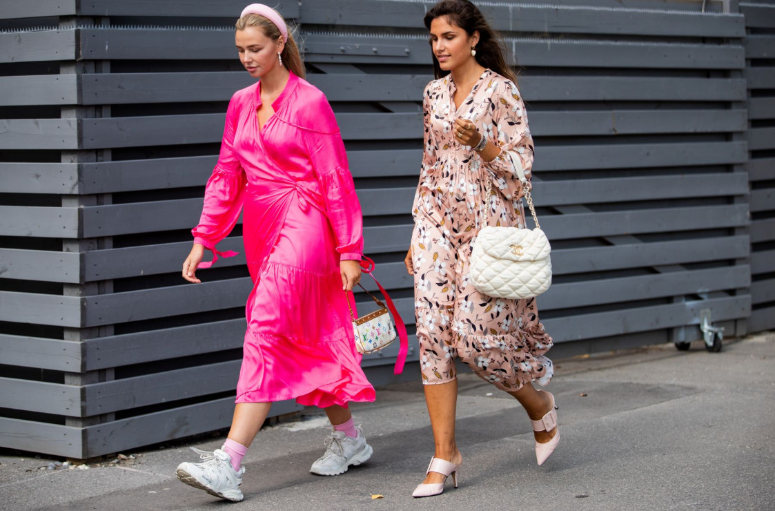Trend z Kopenhagi: Sneakersy plus sukienka oversize