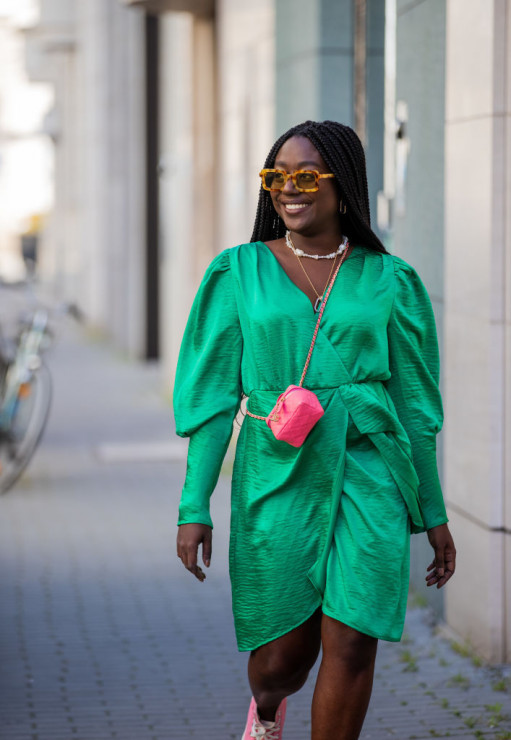 Zielona sukienka na jesień 2021 – Jak nosić?