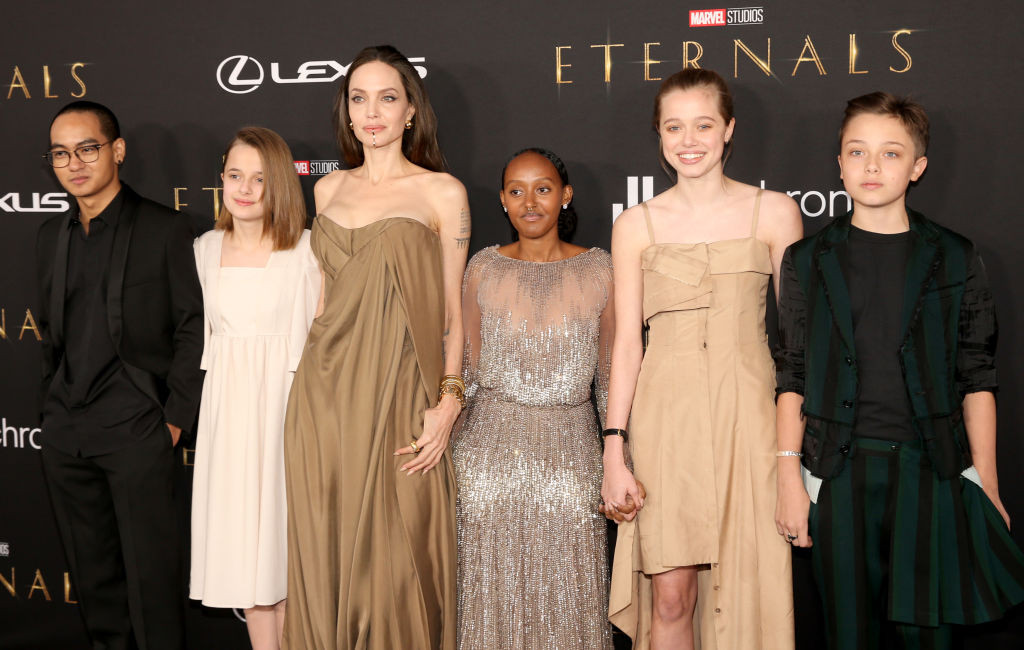 Angelina Jolie z 5. dzieci na premierze „Eternals”.