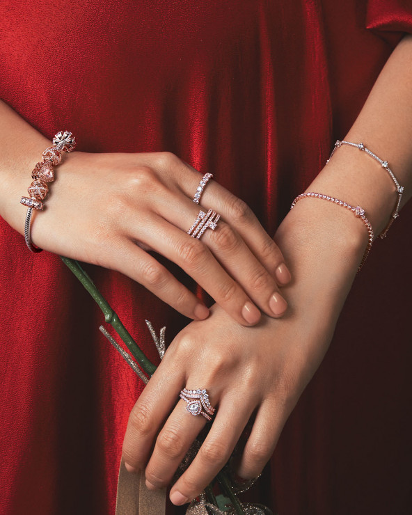 Zachwycająca biżuteria znanej marki to doskonały prezent na święta. Jesteśmy zakochani w tym pierścionku!