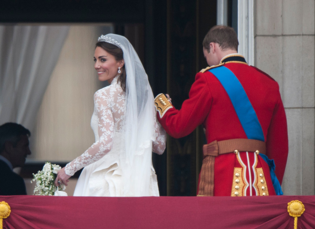 Suknia ślubna księżnej Kate projektu domu mody Alexander McQueen.