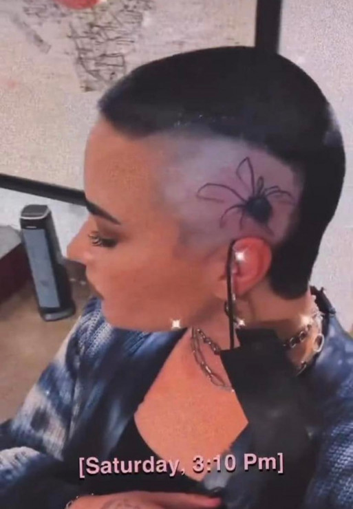 Demi Lovato ma tatuaż na głowie. Co oznacza tatuaż pająk?