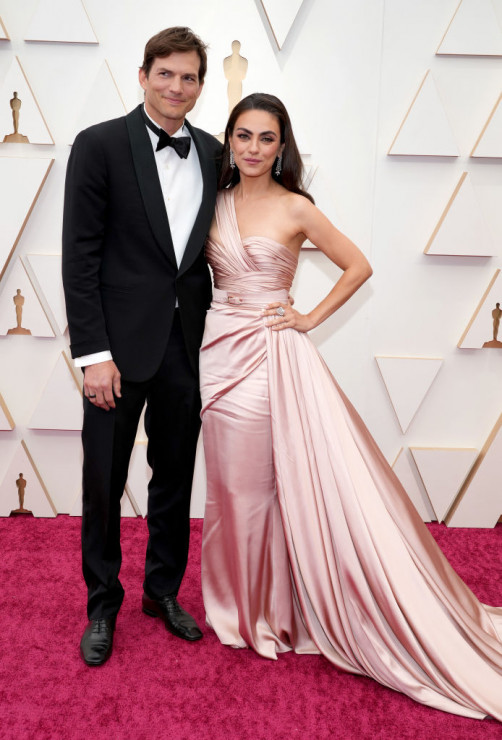 Oscary 2022 stylizacje gwiazd: Mila Kunis i Ashton Kutcher