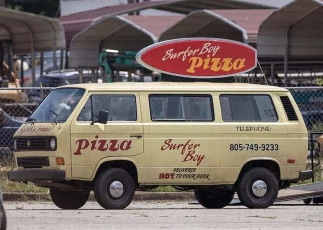 Fani i fanki „Stranger Things” mogą zadzwonić pod numer pizzerii Surfer Boy. Czeka tam na nich specjalna wiadomość