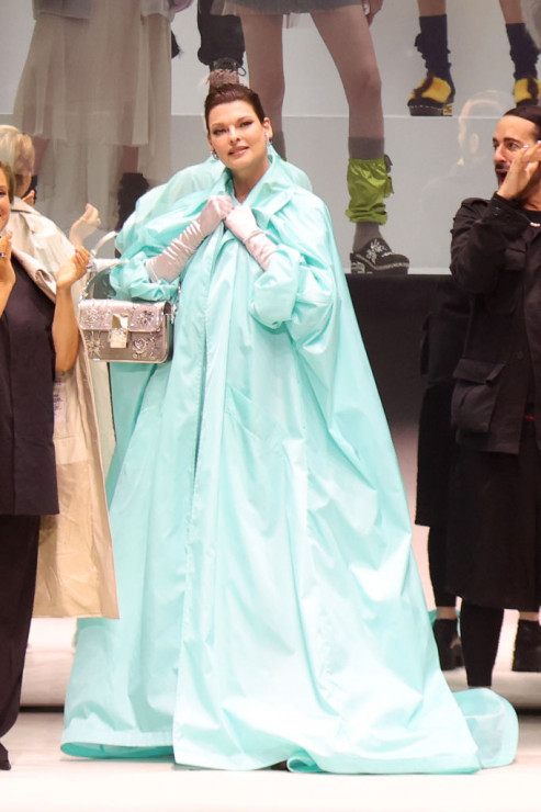 Linda Evangelista na pokazie Fendi na wiosnę-lato 2023 – 25-lecie torebki „Baguette” Fendi