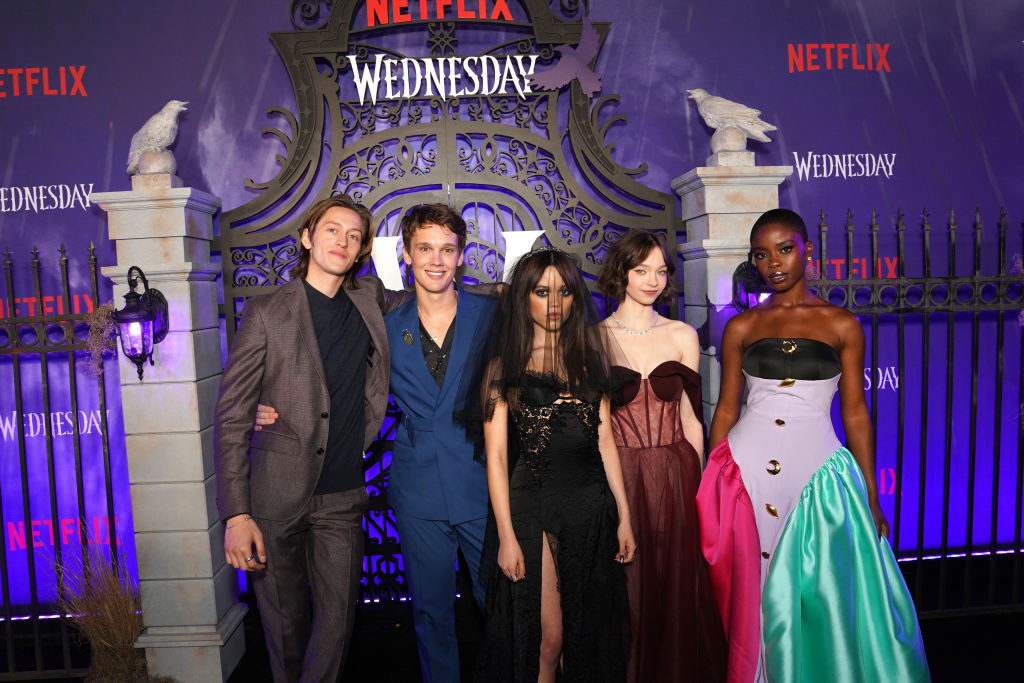 Jenna Ortega i inne gwiazdy na premierze serialu „Wednesday”