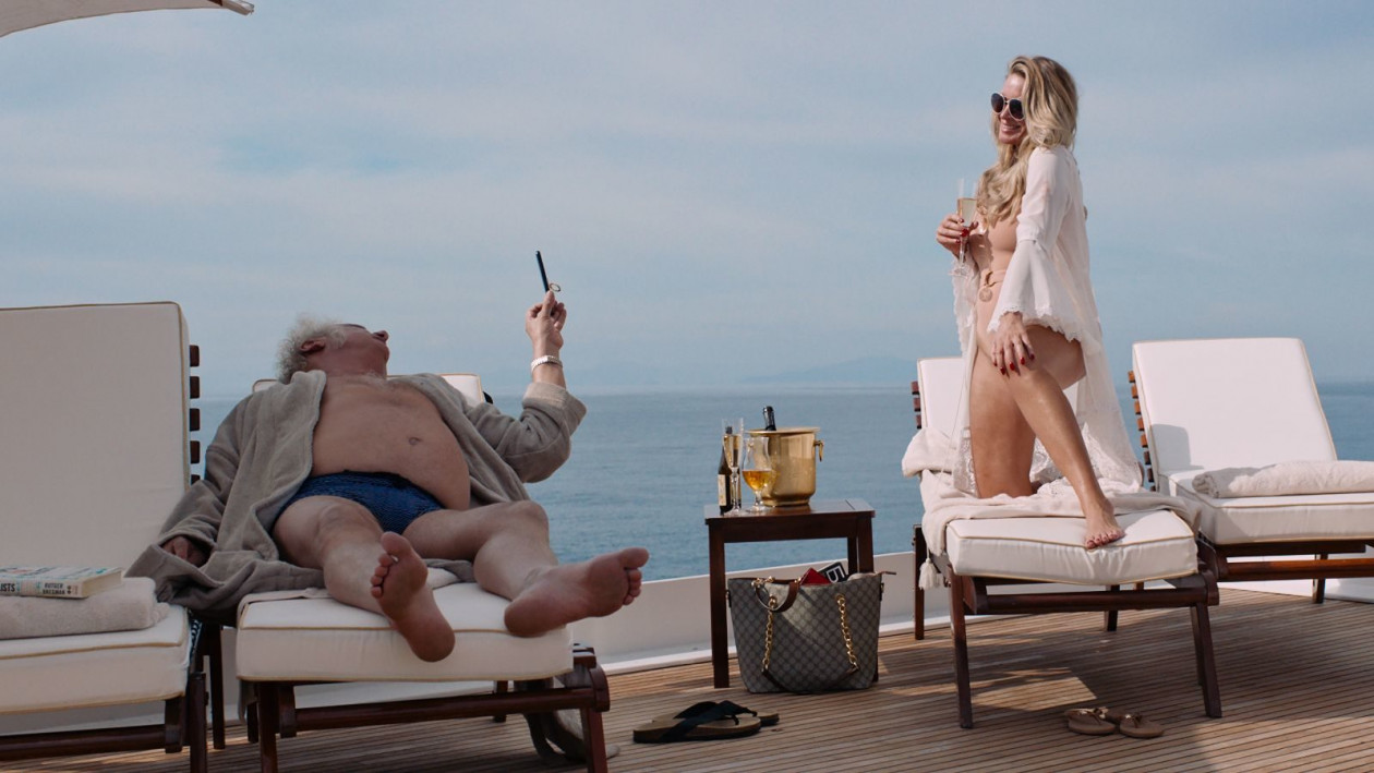 „W trójkącie”: luksusowy rejs, od którego robi się niedobrze. Co wiemy o rewelacyjnym filmie Rubena Östlunda z Woodym Harrelsonem?