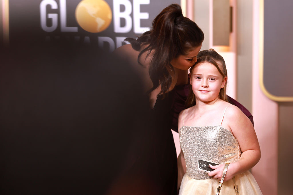 Złote Globy 2023: Selena Gomez i Gracie Teefey na czerwonym dywanie