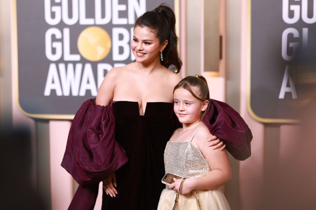 Złote Globy 2023: Selena Gomez i Gracie Teefey na czerwonym dywanie