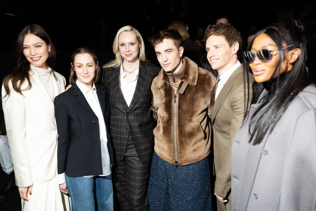 Karlie Kloss, Hannah Redmayne, Gwendoline Christie, Robert Pattinson, Eddie Redmayne i Naomi Campbell na pokazie Dior Homme jesień-zima 2023/2024