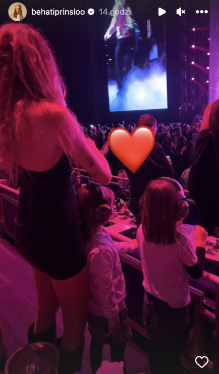 Behati Prinsloo z córkami na koncercie Maroon 5