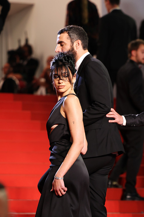 Dua Lipa z nowym partnerem na czerwonym dywanie w Cannes. Nie szczędzili sobie czułości