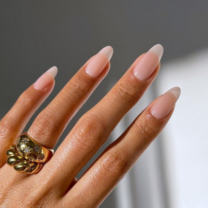 Minimalistyczne paznokcie 2023: bubble gloss nails